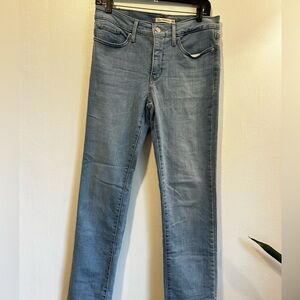 Levi’s - 314 Shaping Straight - Size 28